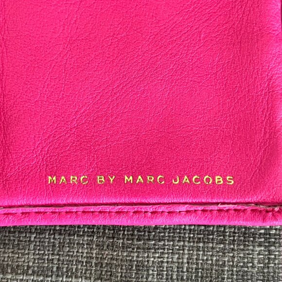 Marc by Marc Jacobs Totally Turnlock wallet in HOT PINK - Picture 8 of 10